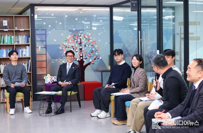 김민석 국무총리가 13일 종로구 청년재단에서 열린 '미래대화 1·2·3 #청년주거' 제9차 K-토론나라에서 청년들과 청년주거 문제에 관해 토론을 하고 있다.