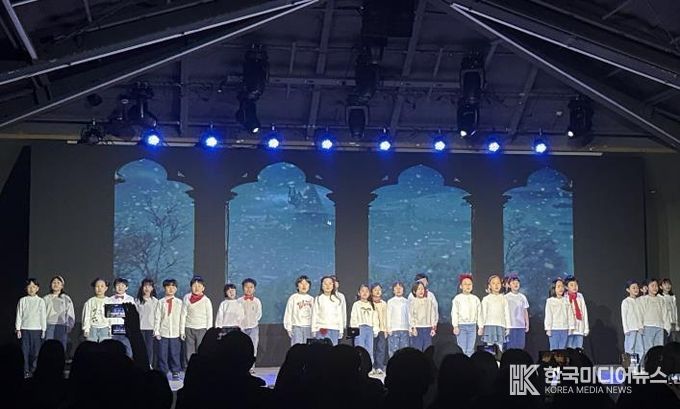 캠프에 참여한 학생들이 뮤지컬 공연을 선보이고 있다.