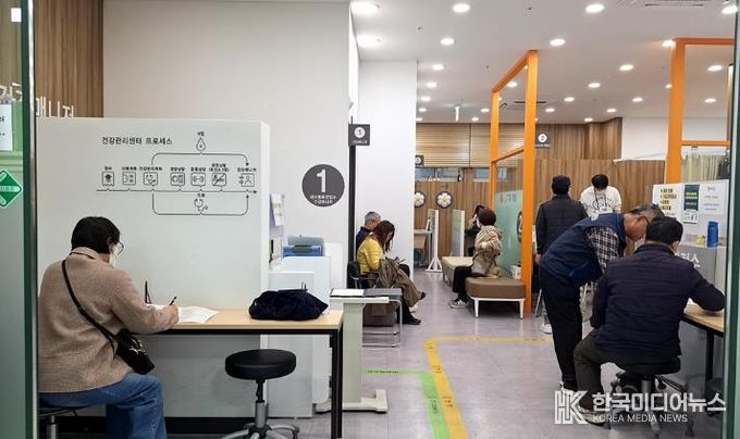 대사증후군 검진 대기 중인 주민들. 구로구보건소 건강관리센터에서 주민들이 대사증후군 검진을 기다리고 있다.