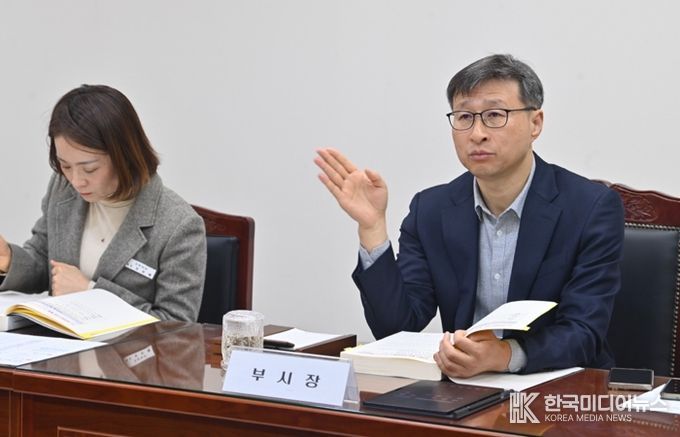 16일 열린 하남시 국별주요업무보고회에서 공정식 하남 부시장이 주요 현안과 역점 사업에 대한 질의응답을 주고받고 있다.