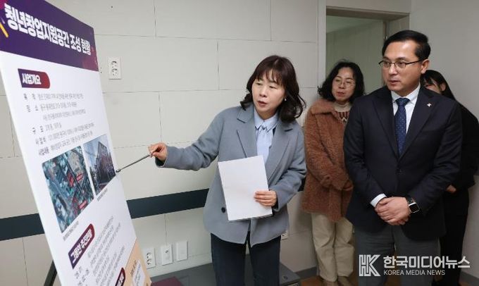 박희조 동구청장이 청년창업지원공간을 둘러보며 관계자들과 현장 점검을 하고 있다