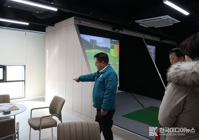 할카페 조성 현장을 둘러보고 있는 박강수 마포구청장