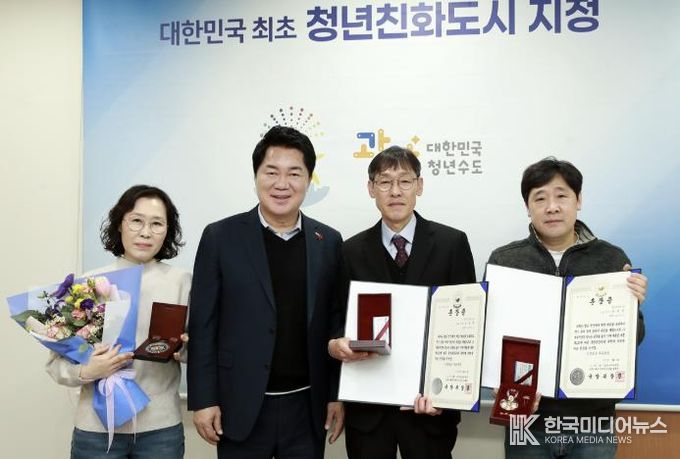 6.25 무공훈장 전수식에 참여한 유가족과 박준희 관악구청장(왼쪽 두 번째)