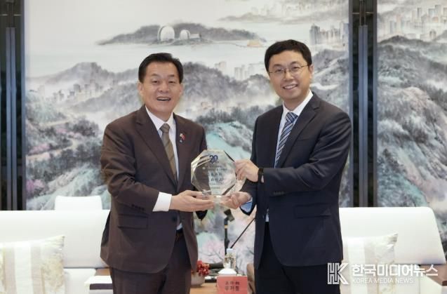 이재준 시장(왼쪽)이 우호결연 20주년 감사패를 받고, 우저통 시장과 기념촬영을 하고 있다.