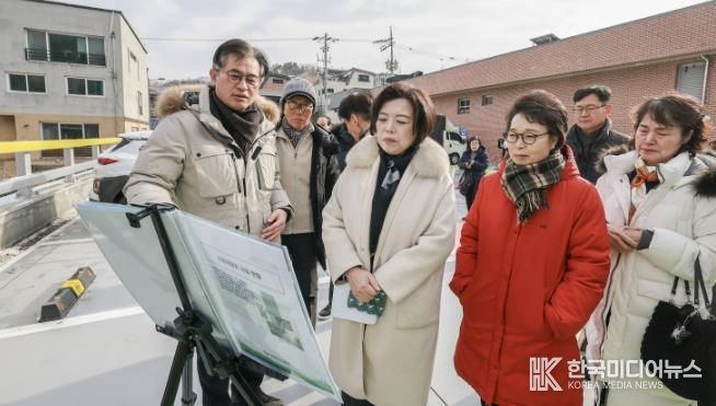 과천시, 문원청계마을 공영주차장 현장 점검(앞쪽 왼쪽 두번째 신계용 과천시장)
