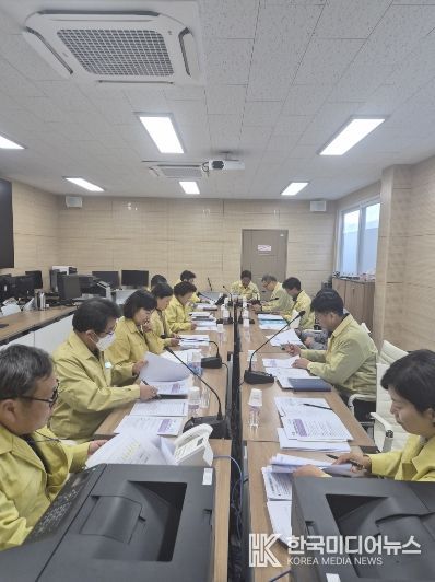 군 관계자들이 조류인플루엔자 발생에 따른 재난안전대책 본부 가동으로 확산 방지에 총력을 다하고 있다.