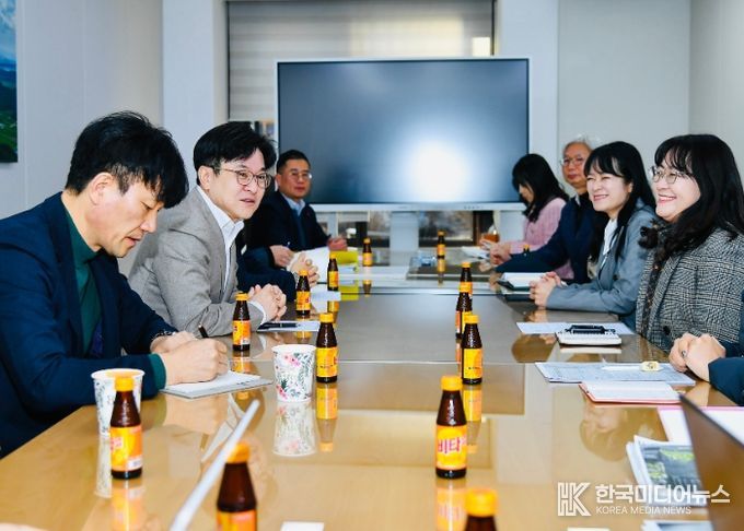 김포시가 20일 새솔학교 비상대책학부모위원회 및 학교측과의 간담회를 개최했다.