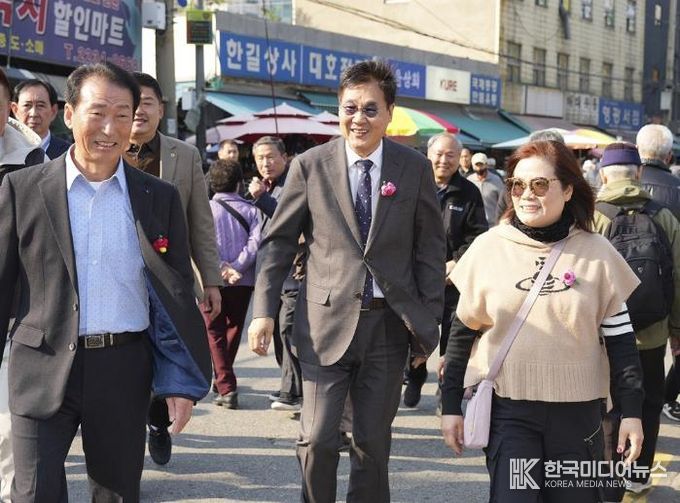 사업 대상지인 숭인2동 일대를 걷는 정문헌 구청장