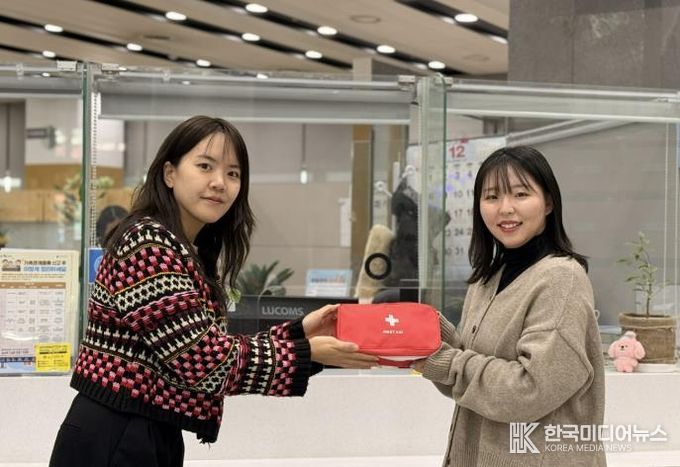 관악구 전입 청년에게 웰컴키트를 건네고 있는 모습