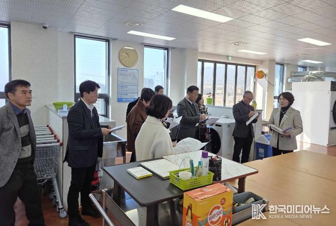 양보남 통합돌봄과장이 사평빨래방을 소개하는 모습