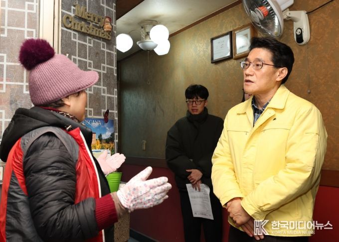 21일 윤성진 화성특례시 제1부시장이 한파 응급숙박시설을 찾아 운영 상태를 점검하고 있다