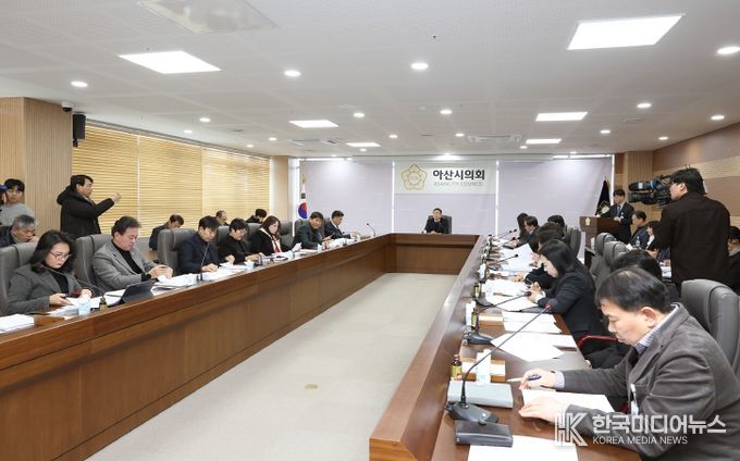 아산시의회가 21일 의회동 다목적회의실에서 2026년도 제1회 의원회의를 열고 주요 시정 현안을 논의하고 있다.