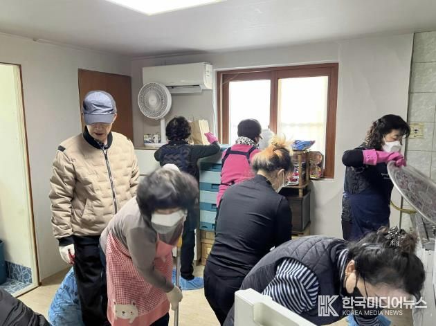 수원시 장안구 정자2동 '찾아가는 통장봉사대' 독거어르신 가구 청소 봉사 실시