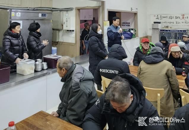 사통팔달협의회, 수원역 노숙인 대상 '사랑의 무료급식' 봉사 펼쳐
