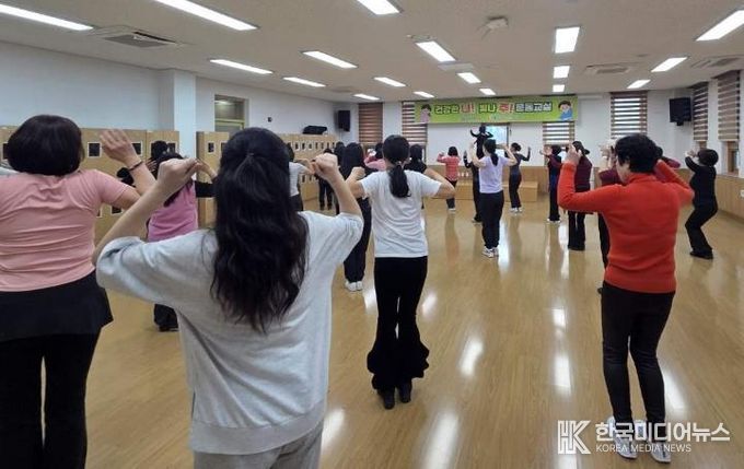 나주시 빛가람건강생활지원센터는 지역 주민의 신체활동 증진과 건강한 생활 습관 형성을 위해 신체활동 프로그램 1기를 본격 운영하고 있다. 사진은 라인댄스-‘건강한 나! 빛나 주! 운동 교실’.(사진 제공-나주시)