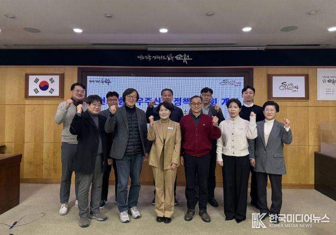 22일 시청 소회의실에서 열린 ‘제3회 순천시 항공우주산업 정책위원회’ 참석자들이 단체촬영을 하고 있다.