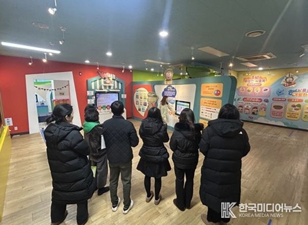경기도 어린이 식품안전체험관 체험물 내용을 안내하고 있다.