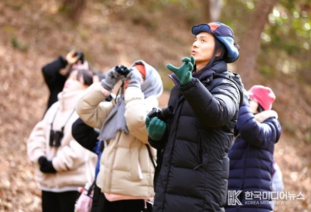 교원 직무연수에서 참가자들이 ‘새’를 주제로 한 탐조 활동에 열중하고 있다. 한국산림복지진흥원 국립나주숲체원 제공