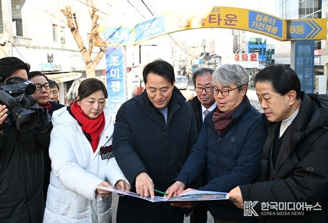 오세훈 서울시장이 22일 용산전자상가 인근 특별계획구역 개발 사업대상지 조감도를 확인하고 있다.