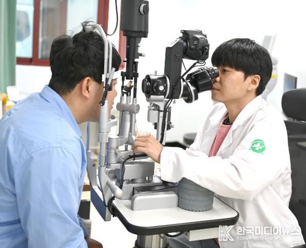 청양군 보건의료원에서 안과 진료를 받는 모습