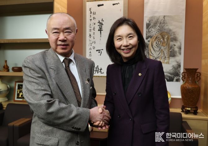 이토 조이치 홋카이도 의장과 악수하는 최호정 의장