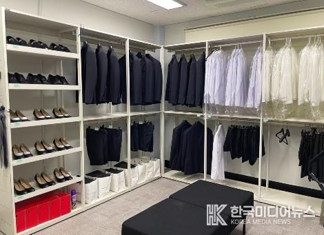 나주시가 구직활동을 준비하는 청년들을 위해 면접정장 대여와 사진 촬영을 지원한다. 사진은 나주시청년센터 꿈이룸옷장 내부 모습.
