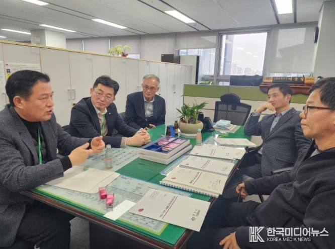 최훈규 천안시 공원녹지사업본부장이 23일 충남도청 산림자원과에 방문해 주요 현안 사업을 설명하고 있다.