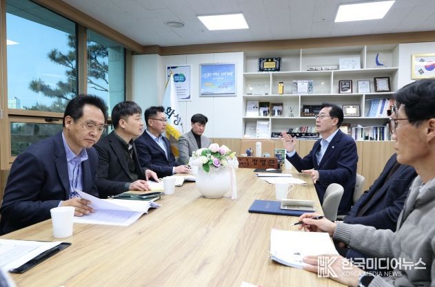 23일 진행된 행정안전부 주관 2026년 재난관리평가 현장평가에서 정명근 화성특례시장이 평가단과 인터뷰를 하고 있다.