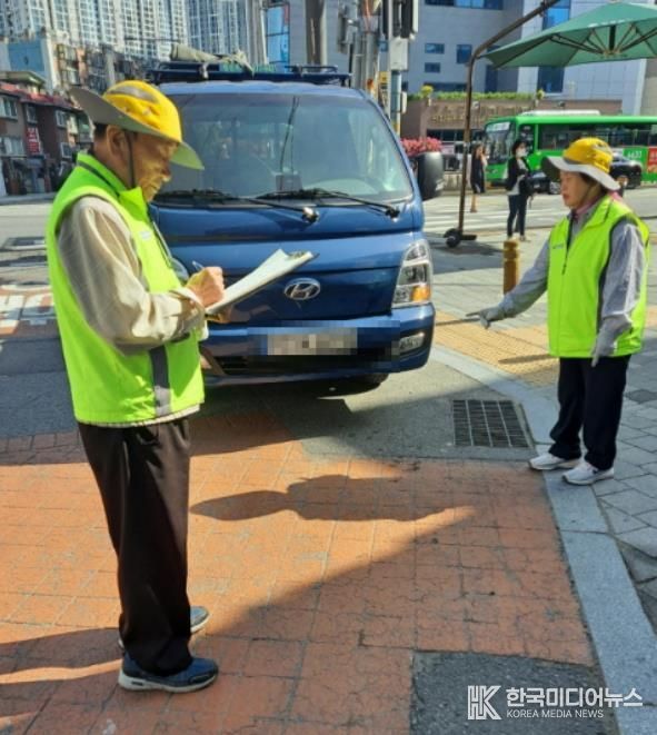 어르신 주차질서 안내 활동 모습