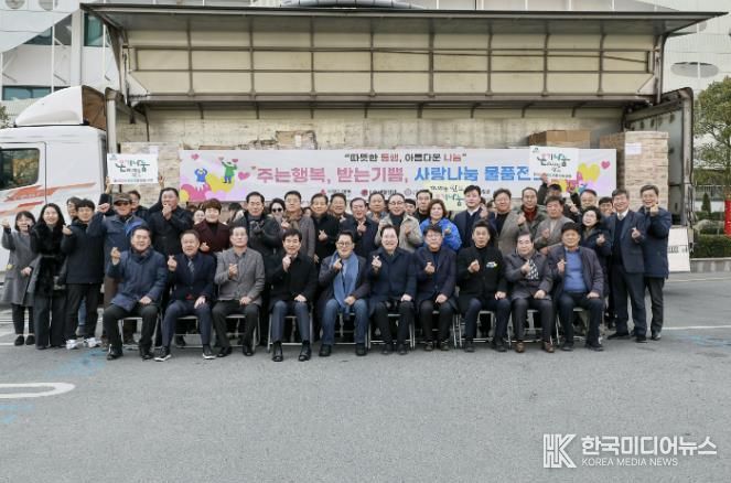 완도군은 (사)희망을 나누는 사람들로부터 1억 원 상당의 후원 물품을 전달 받았다..