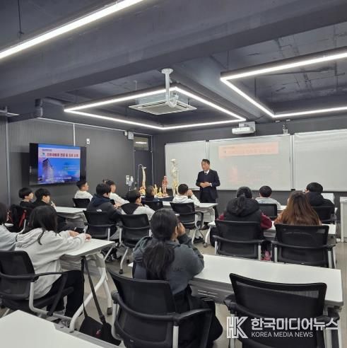 순천시 청소년들이 순천제일대학교 의료재활과에서 의료재활 진로 체험을 하고 있다