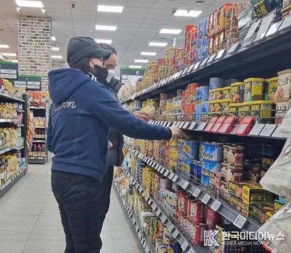 점검반이 설 명절을 앞두고 ‘설 명절 대비 성수 식품 조리·판매업소 위생점검’을 실시했다