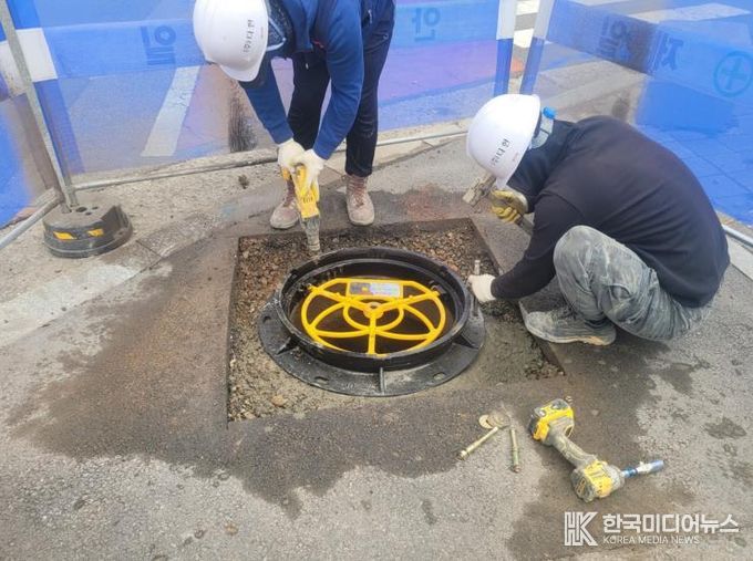 나주시가 시민 안전을 위해 하수도 맨홀 추락방지시설 설치사업을 추진한다. 사진은 맨홀 추락방지 시설 설치 현장 모습.