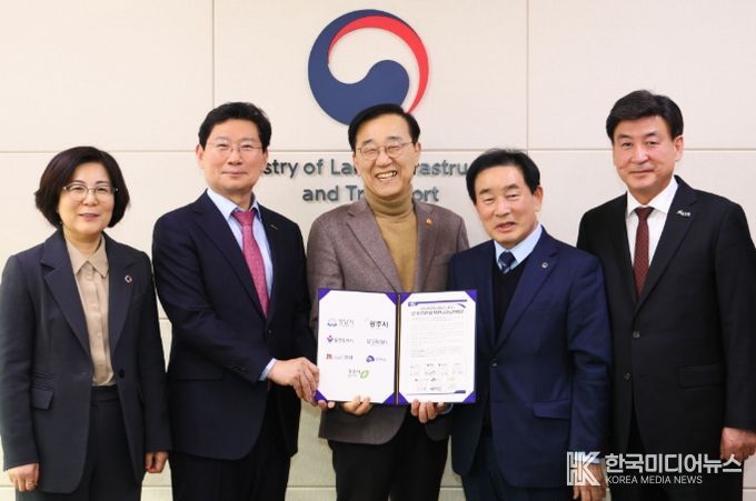 이상일 용인특례시장이 26일 정부세종청사에서 김윤덕 국토교통부 장관에게 '중부권광역급행철도(JTX)'의 신속한 추진을 촉구하는 공동건의문을 전달했다. (사진은 왼쪽부터 김보라 안성시장, 이상일 용인특례시장, 김윤덕 국토교통부장관, 송기섭 진천군수, 방세환 광주시장)