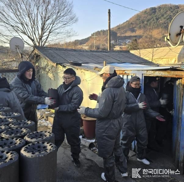 수기사 기갑수색대대, 가평 조종면에 연탄 1,004장 전달