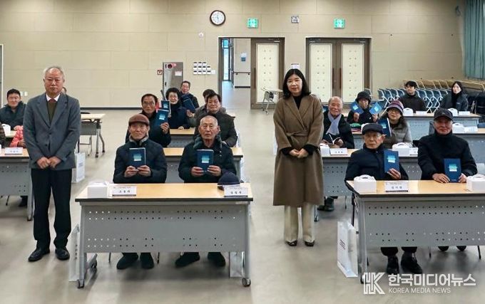 장흥군, ‘어르신 AI 인생시 쓰기’ 시집 전달 성료