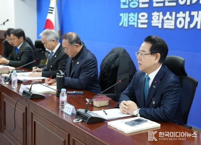 김영록 전라남도지사가 27일 서울 국회의원회관에서 열린 광주·전남 행정통합 특별법 검토 제4차 간담회에서 지역 국회의원들과 특별법에 대해 논의하고 있다.