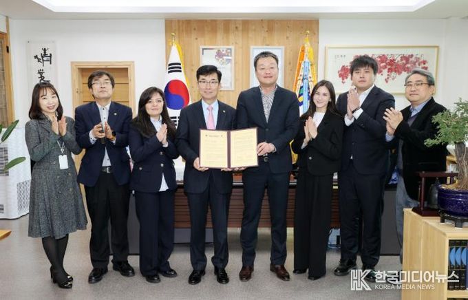 왼쪽부터 충북교육청 장학사 김태경 , 충북교육청 유초등교육과장 홍승표, 타슈켄트한국교육원 유학지원팀원 포티마, 교육감 윤건영, 타슈켄트 한국교육원장 이영웅, 타슈켄트한국교육원 교육교류팀장 디노라, 타슈켄트한국교육원 기획팀장 문성호, 충북교육청 글로벌인재팀장 송교준