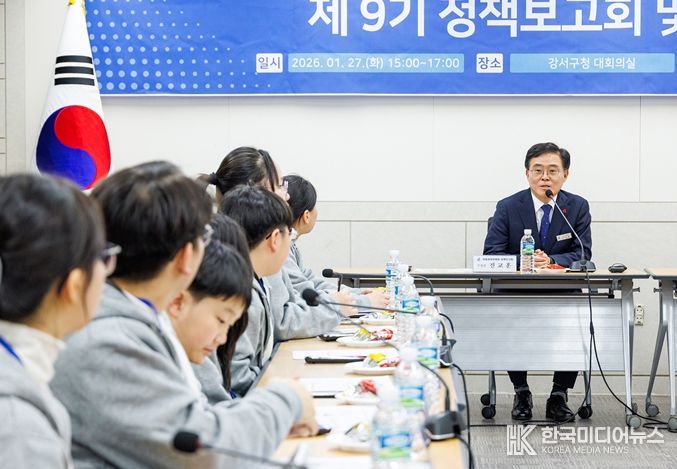 진교훈 서울 강서구청장(오른쪽)이 구청 대회의실에서 열린 ‘제9기 아동참여위원회 정책보고회’에서 아동참여위원들과 대화하고 있다.