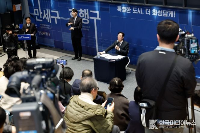 정명근 화성특례시장이 27일 열린 2026년 신년 기자회견에서 언론인과 질의응답을 하고 있다.