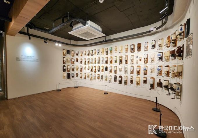 전시관 내부 벽걸이형 전시품