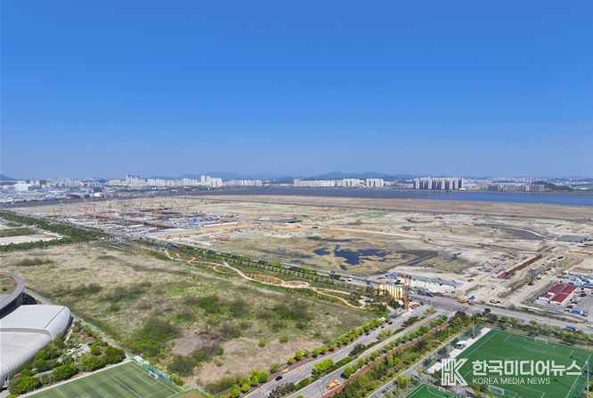 여의도 면적의 4.3배 규모(1,245만㎡)인 송도 11공구의 매립 및 기반시설 공사가 한창 진행중이다. 삼성바이오로직스, 롯데바이오로직스 증설이 가시화되며 기존 4·5·7공구를 중심으로 조성된 바이오클러스터가 11공구로 크게 확장될 전망이다.