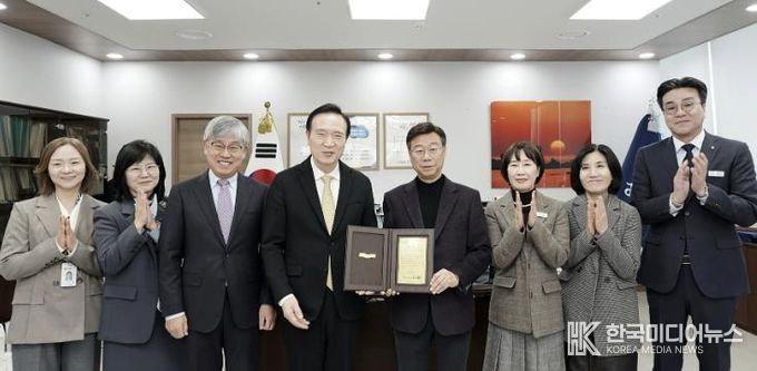 성남시는 경기도교육청이 주관한 ‘기초지자체 교육 협력 사업 평가’에서 우수 기관으로 선정돼 감사패를 받았다.