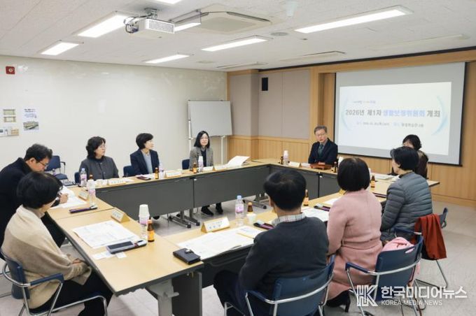 장인홍 구청장이 생활보장위원회 위원들과 안건을 논의하고 있다.