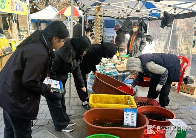 27일 담양시장 농산물 원산지 표시 합동 교차 지도·단속 현장. 장성군 제공