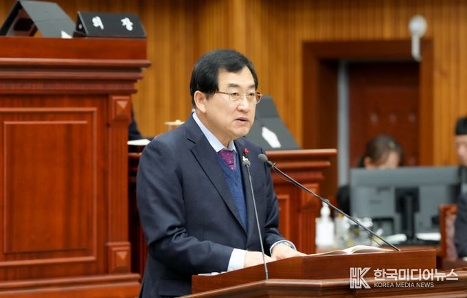 주낙영 경주시장이 29일 경주시의회 본회의장에서 열린 제295회 경주시의회 임시회에서 2026년 시정에 관한 보고를 하고 있다.