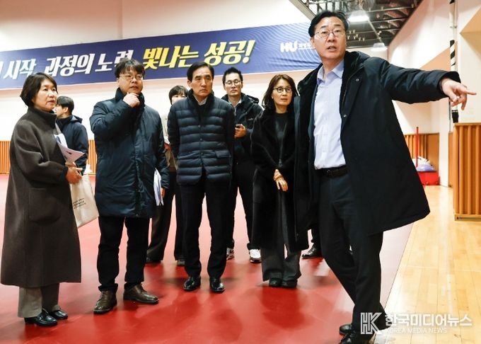 정명근 화성특례시장이 만세구청 개청 준비 현장을 점검하고 있다