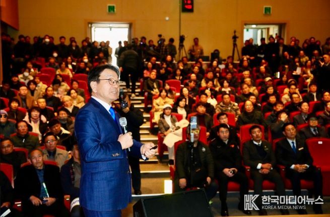 강기정 광주광역시장이 29일 오후 3시30분 장성문화예술회관 소공연장에서 열린 ‘광주전남 통합 도민과의 상생토크'에 참석해 전남도민들에게 광주전남 통합 관련 내용과 산업‧경제‧교통 분야 등 주민 생활에 미치는 영향 등을 설명하고 있다. /광주광역시 제공