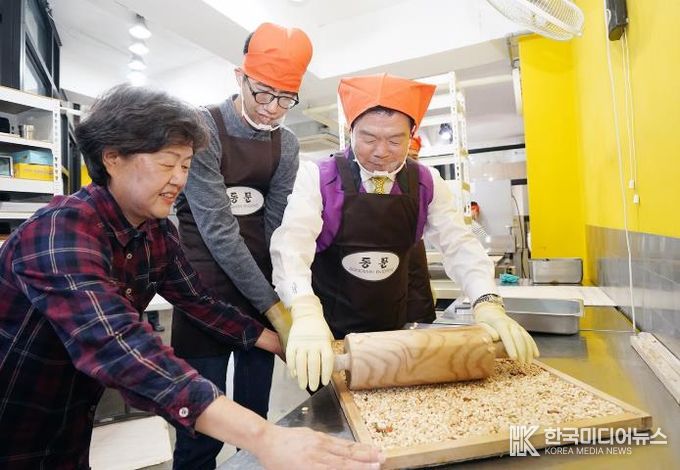 보호작업시설인 동문엔터프라이즈에서 이필형 동대문구청장이 장애인들과 함께 한과를 만들고 있다.