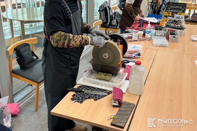 ‘찾아가는 칼갈이·우산수리 서비스’를 제공하고 있는 모습